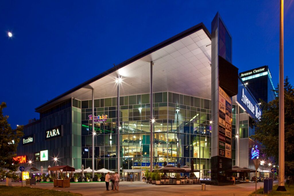 Ulazna nadstrešnica i pročelje trgovačkog centra Avenue Mall u Novom Zagrebu