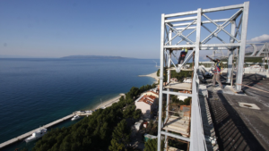 Montaža čelične konstrukcije na visini iznad makarske obale