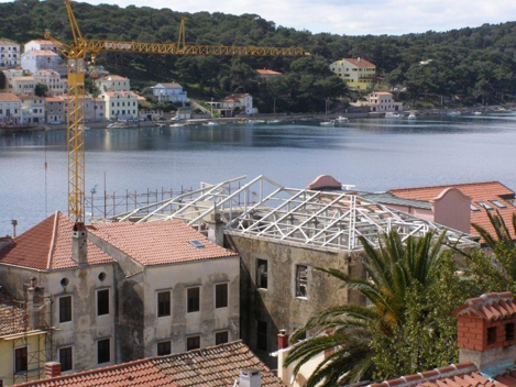 Montirana krovna konstrukcija muzeja s pogledom na lošinjsku uvalu