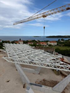 Montirana čelična konstrukcija nadstrešnice kolodvora s pogledom na more