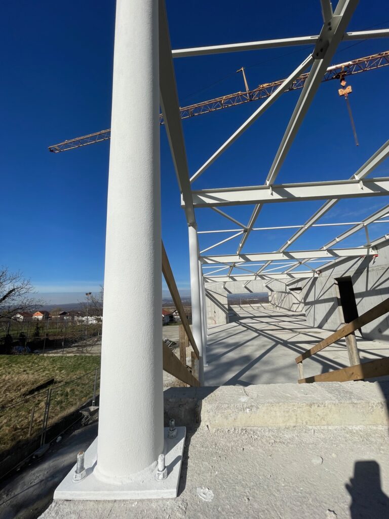 Cijevni stup na temeljnoj ploči i rešetkasta krovna konstrukcija u montaži